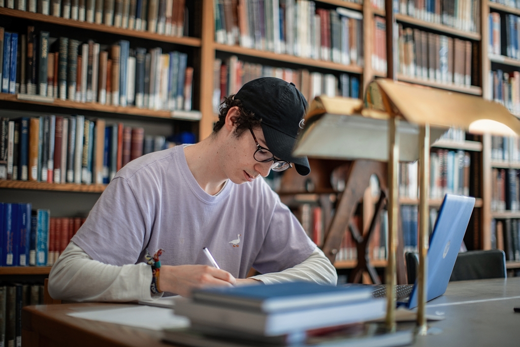Student in Library 20190215-0123