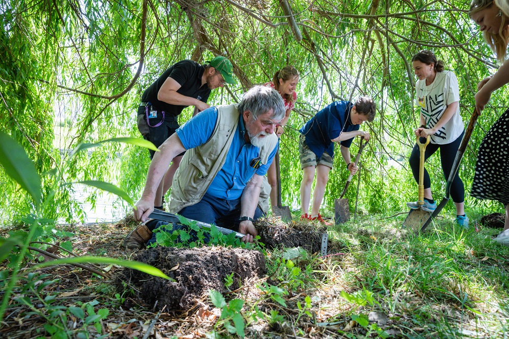 lr369a6805_digging_otterholt_lloydmann