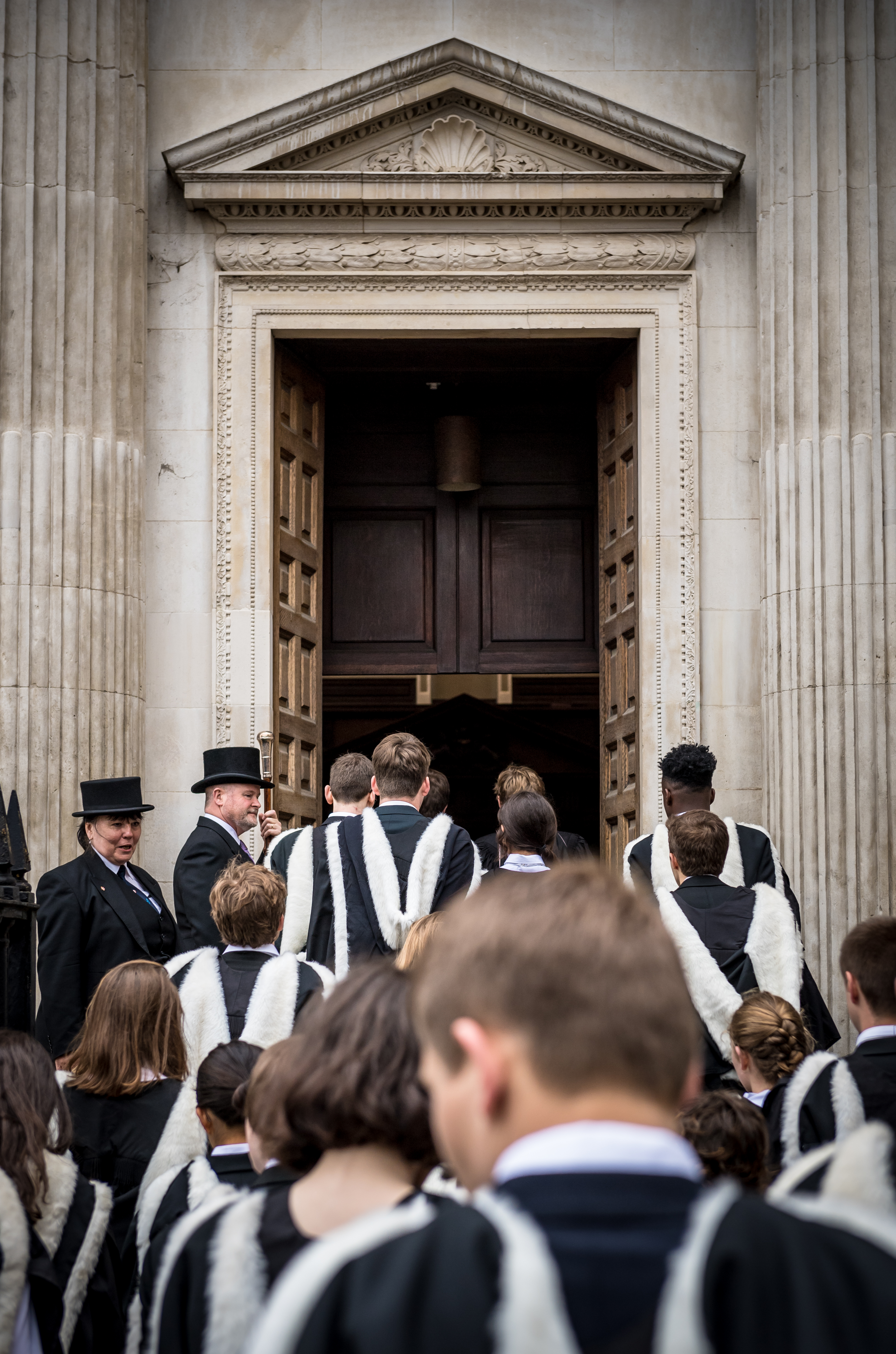 Entering the Senate House General Admission 2017 - Entering the Senate House (photo credit James Linsell-Clark)