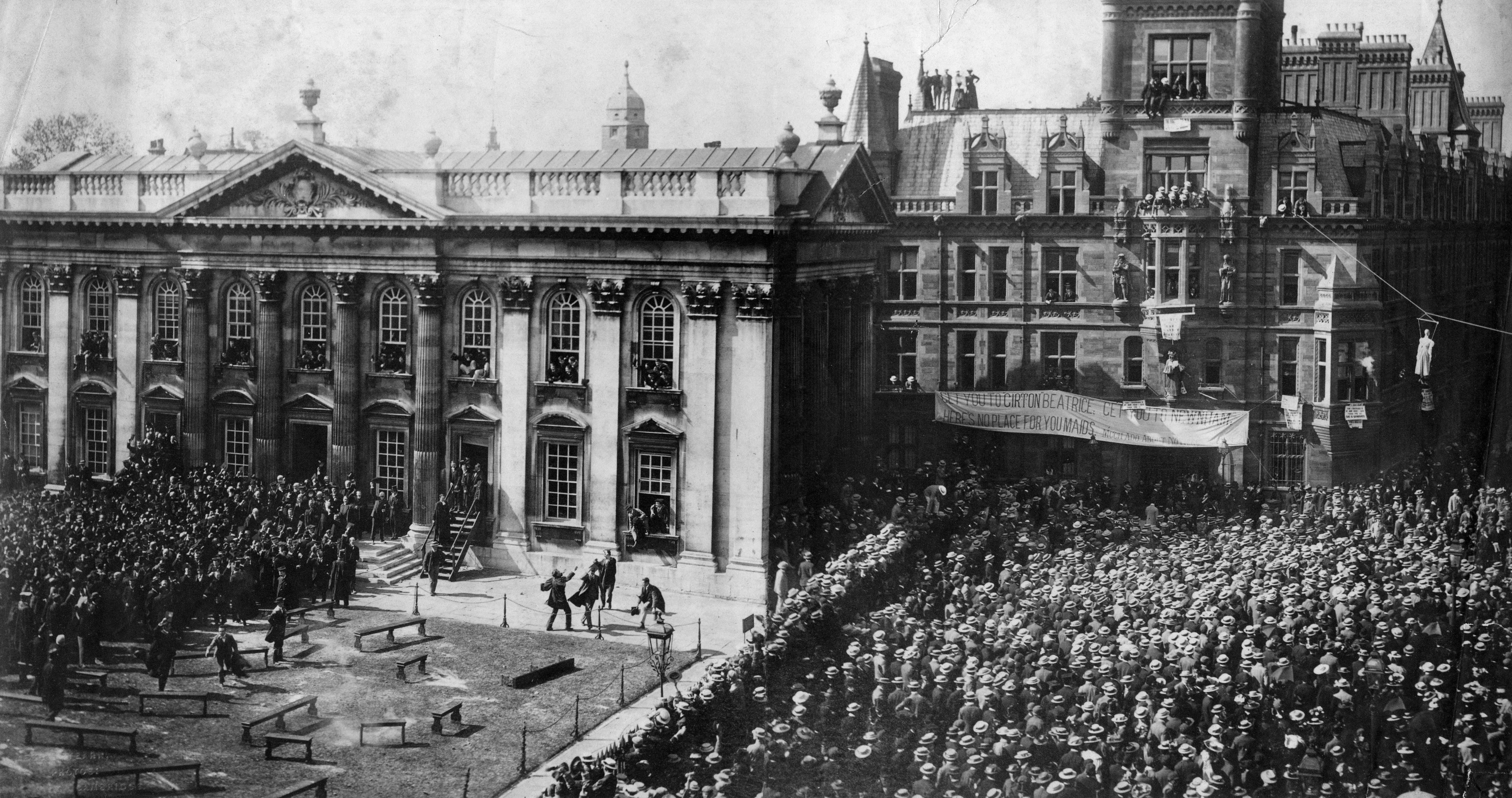 The messengers pouring out of Senate House, 1897. [MRJ/F/1]