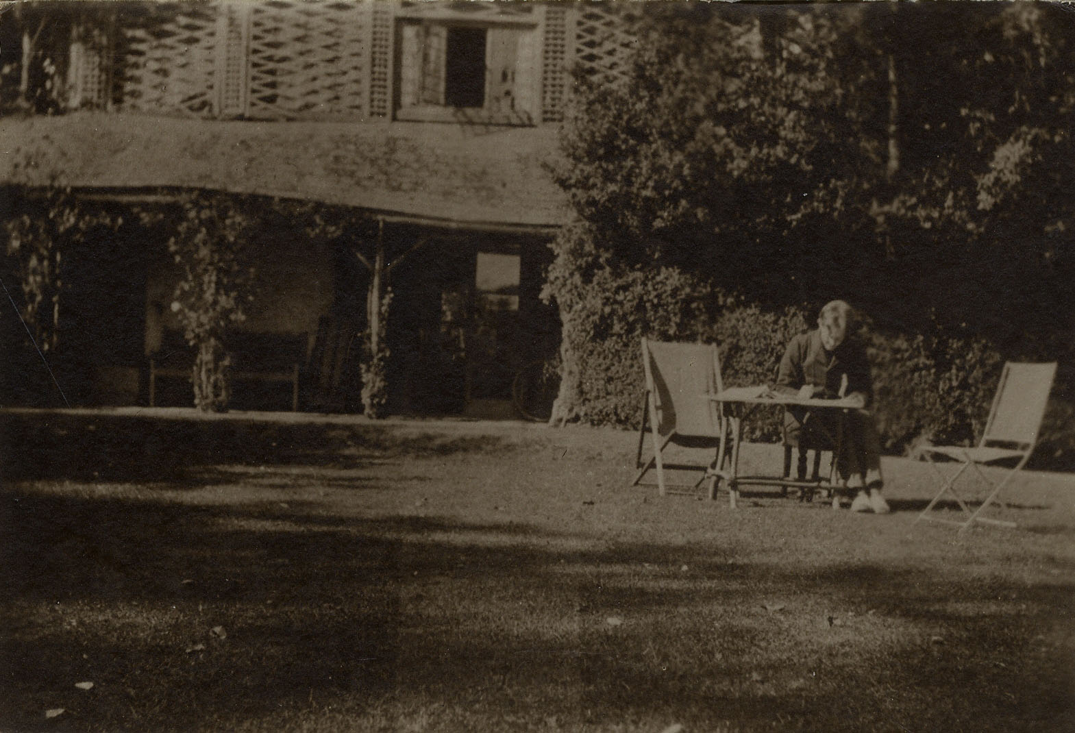 •	Rupert Brooke at the Old Vicarage Summer 1911, by Miss Linder. Archive Centre, King’s College, Cambridge. RCB/Ph/128.