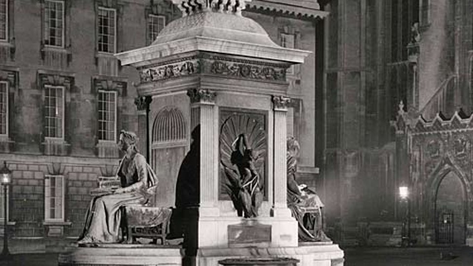 King's College Fountain floodlit. Photo by E. Leigh. (FRO/14)