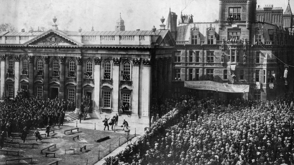 The messengers pouring out of Senate House, 1897. [MRJ/F/1]