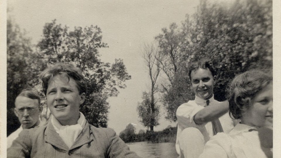 •	Photograph of Dudley Ward, Rupert Brooke, Jerry Pinsent and Dorothy Osmaston on the Cam taken at Grantchester. 1908-1911. Archive Centre, King’s College, Cambridge. RCB/Ph/94.