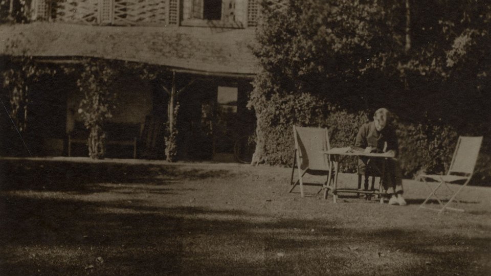 •	Rupert Brooke at the Old Vicarage Summer 1911, by Miss Linder. Archive Centre, King’s College, Cambridge. RCB/Ph/128.